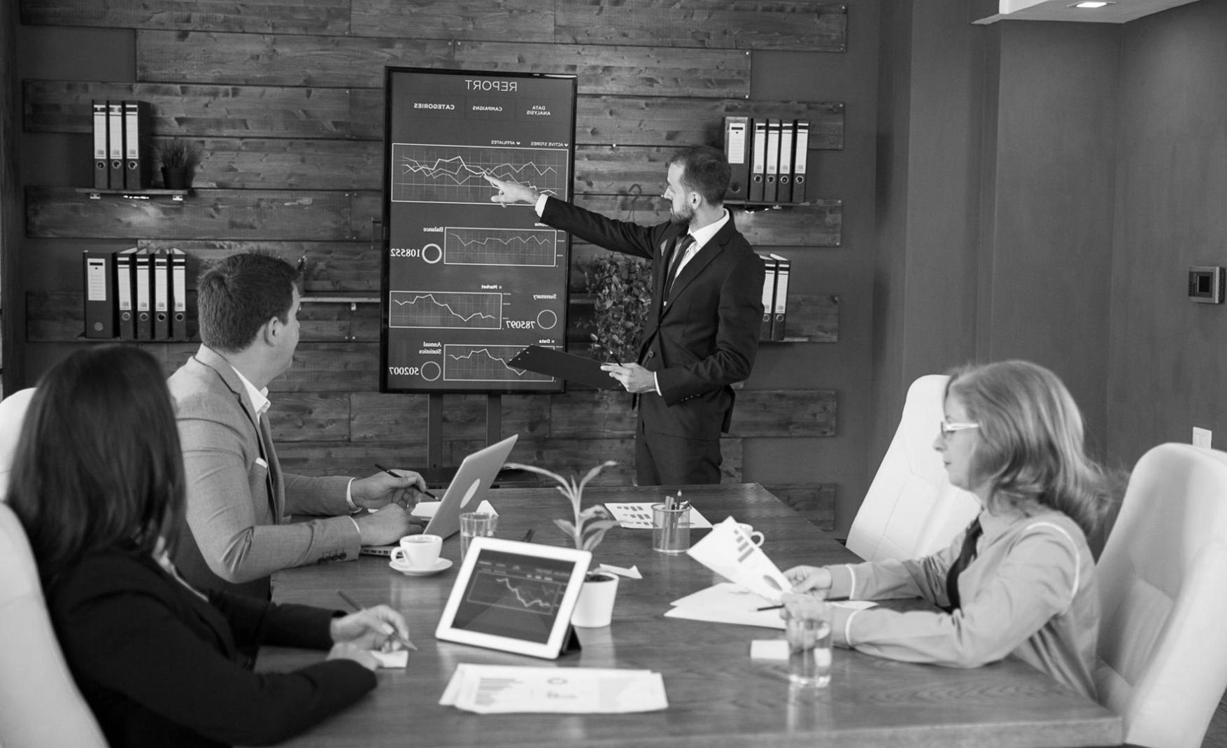 Profesional trabajando en análisis financiero con laptop y documentos