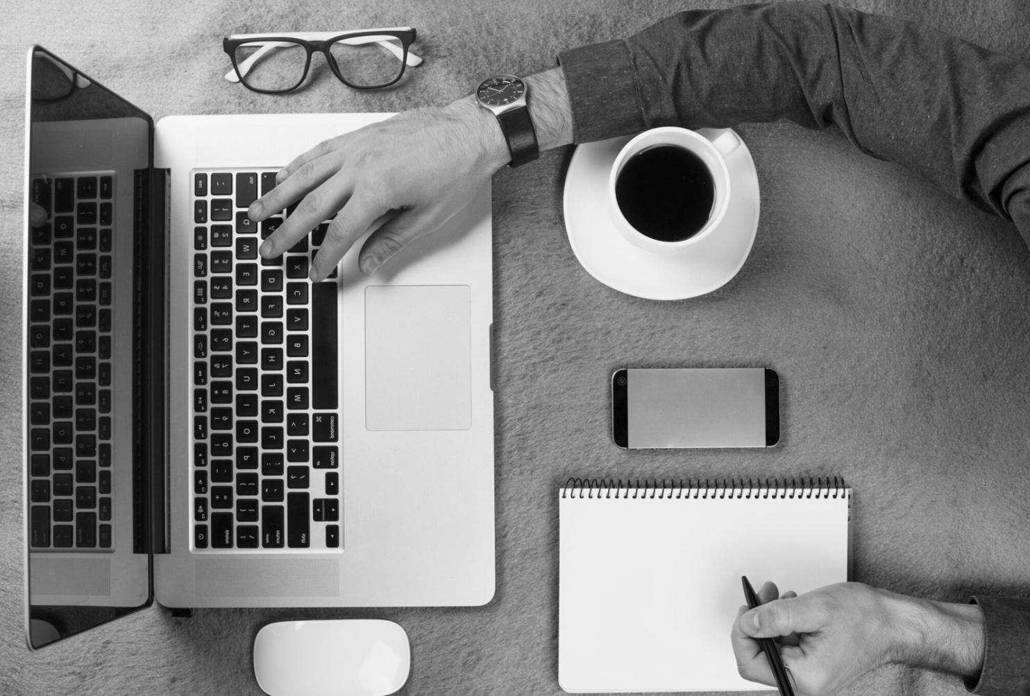 Espacio de trabajo con laptop mostrando análisis de datos financieros y documentos de presupuesto