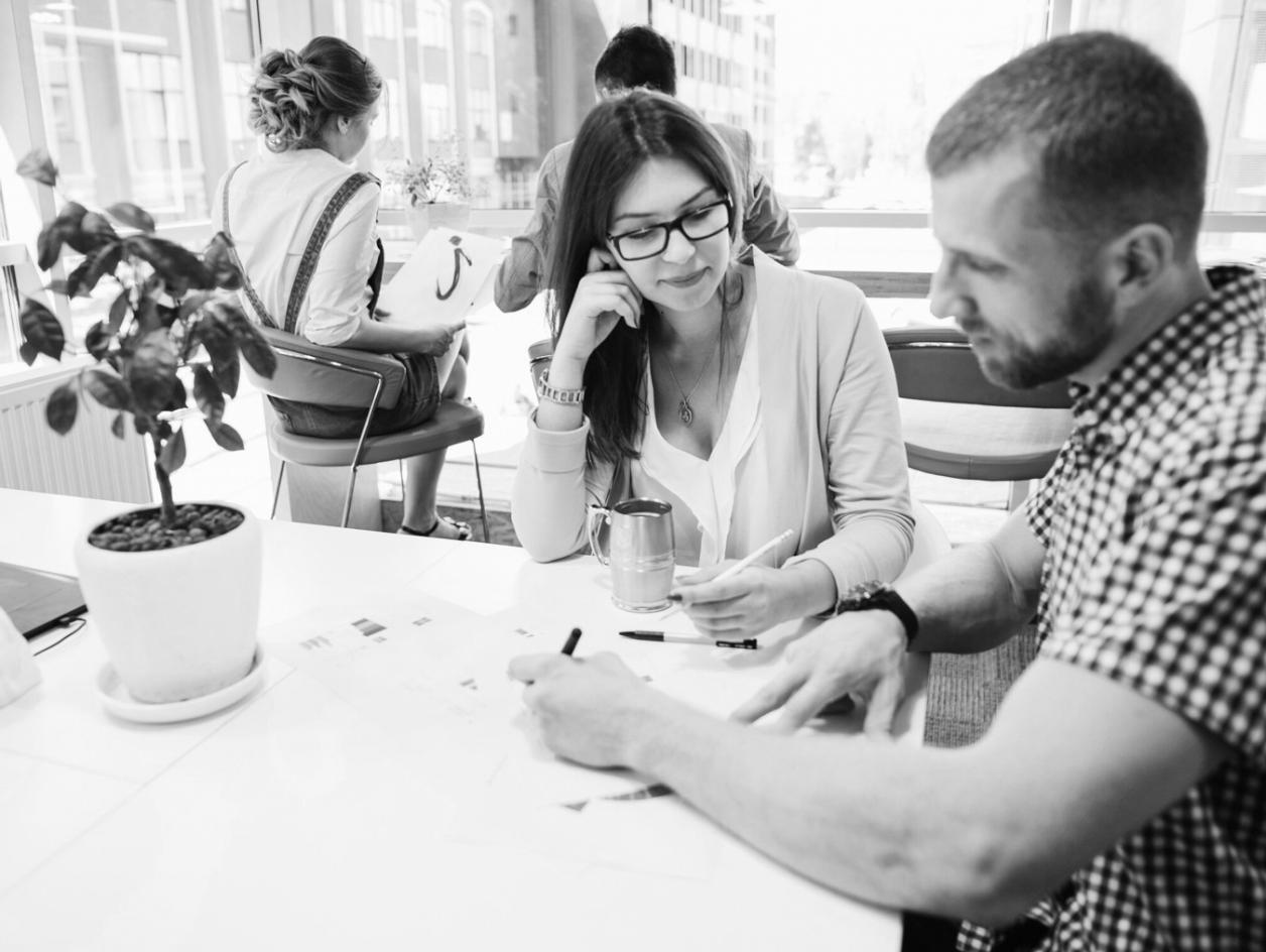 Estudiantes internacionales trabajando en planificación presupuestaria colaborativa