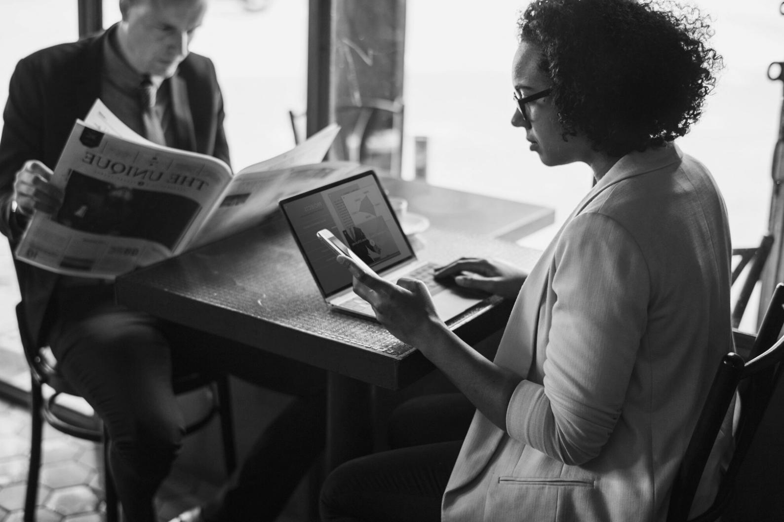 Profesional trabajando en análisis financiero con documentos y calculadora sobre escritorio